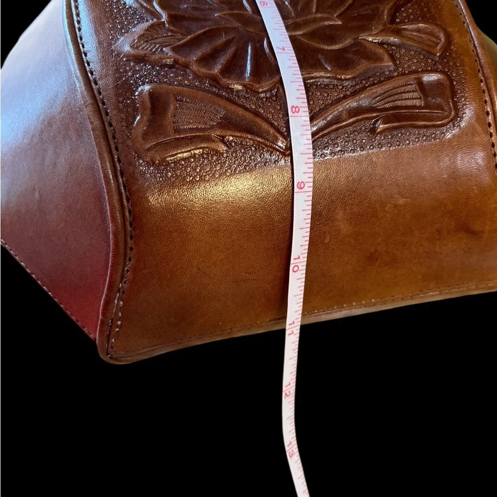 Vintage dark brown ellipse-shaped top-handle bag.